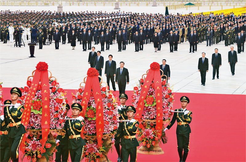 2021年9月30日上午，黨和國家領(lǐng)導(dǎo)人習(xí)近平、李克強(qiáng)、栗戰(zhàn)書、汪洋、王滬寧、趙樂際、韓正、王岐山等來到北京天安門廣場(chǎng)，出席烈士紀(jì)念日向人民英雄敬獻(xiàn)花籃儀式。 新華社記者 張領(lǐng)/攝