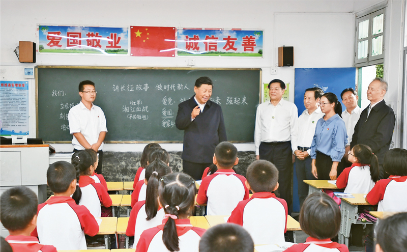 2020年9月16日至18日，中共中央總書記、國家主席、中央軍委主席習(xí)近平在湖南考察。這是16日下午，習(xí)近平在郴州市汝城縣文明瑤族鄉(xiāng)第一片小學(xué)，同正在上思政課的同學(xué)們親切交流。 新華社記者 謝環(huán)馳/攝