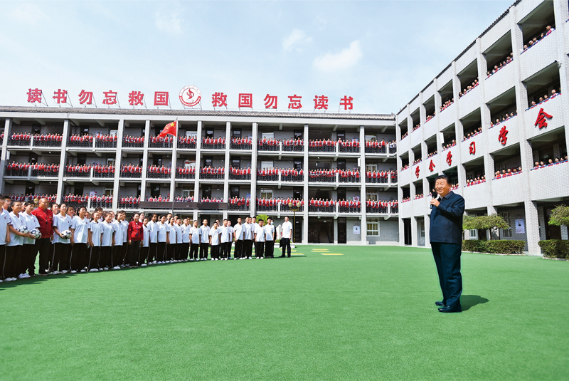 2021年9月13日至14日，中共中央總書記、國家主席、中央軍委主席習(xí)近平在陜西省榆林市考察。這是14日上午，習(xí)近平在綏德實(shí)驗(yàn)中學(xué)考察時(shí)，同師生親切交流。 新華社記者 謝環(huán)馳/攝